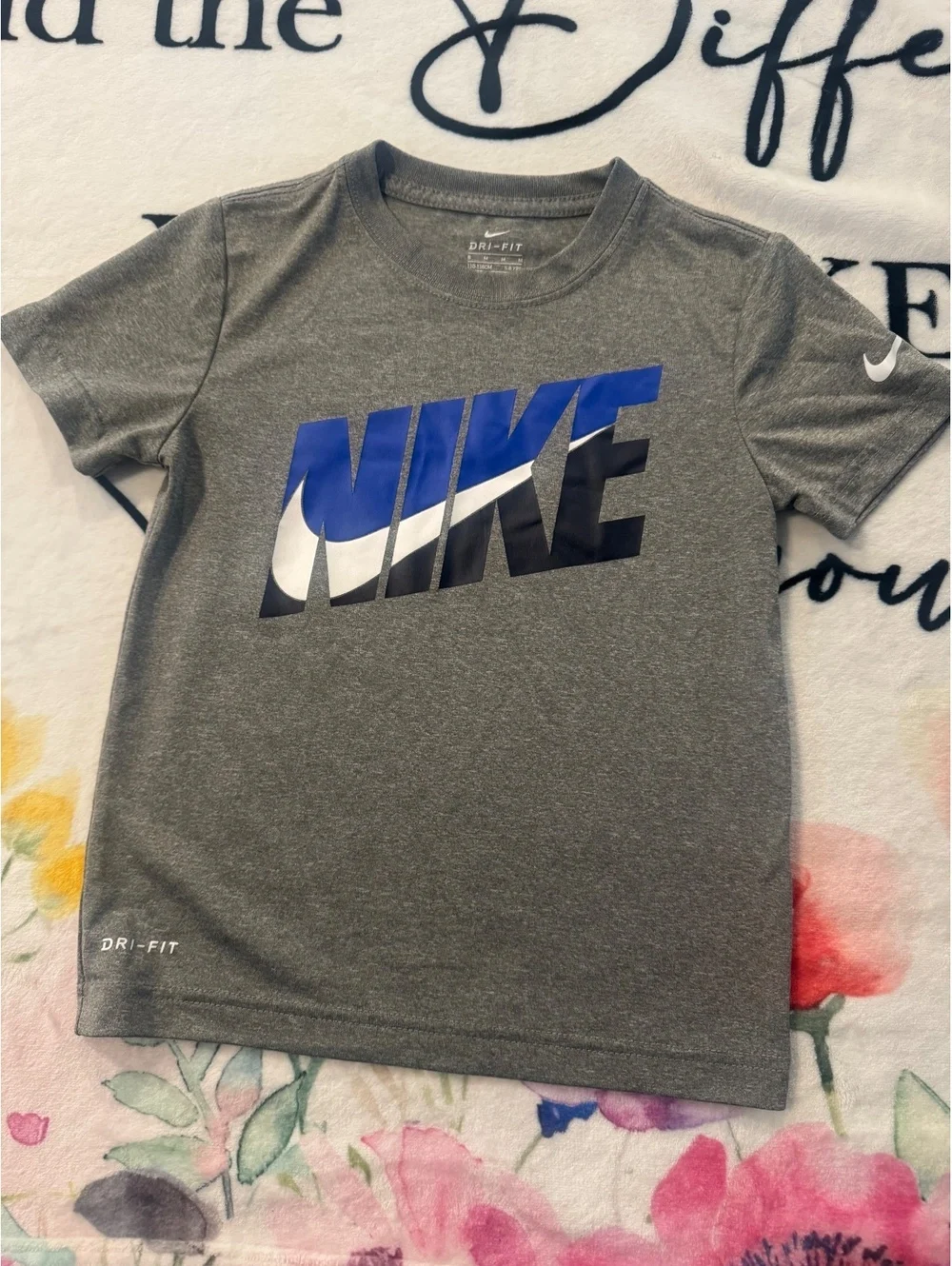 Nike Dri-Fit Boys' Gray Tri-Color Logo Crewneck Short-Sleeve T-Shirt Size S 5/6